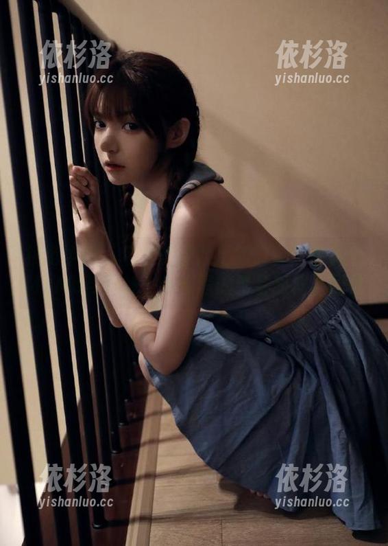 模范学院-伊小七MoMo 模范学院 - 私房美图背后的故事:伊小七MoMo与妹妹一起谱写的青春旅程与回忆