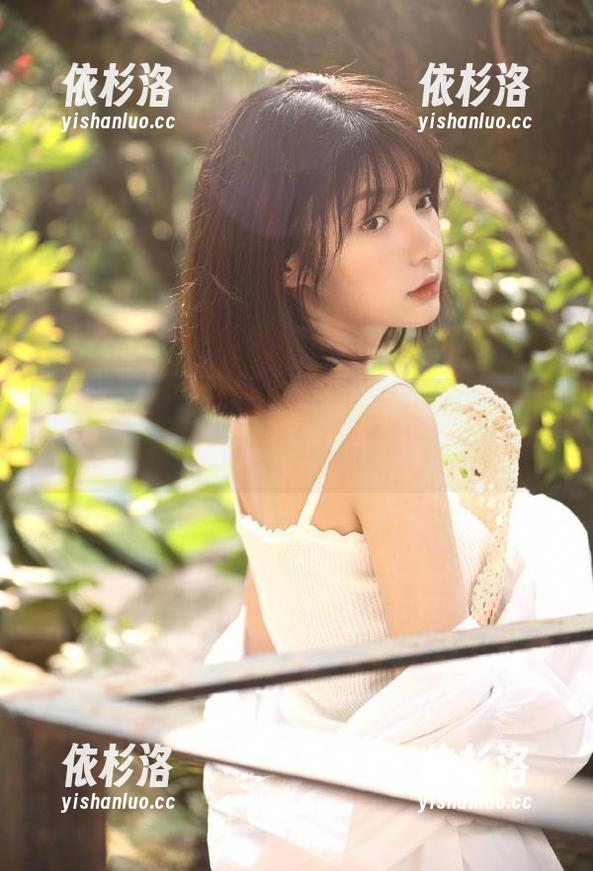 爱蜜社 - 从无圣光中走出，蕾蕾醒了没的婚纱写真诠释了甜美与优雅的完美结合！
