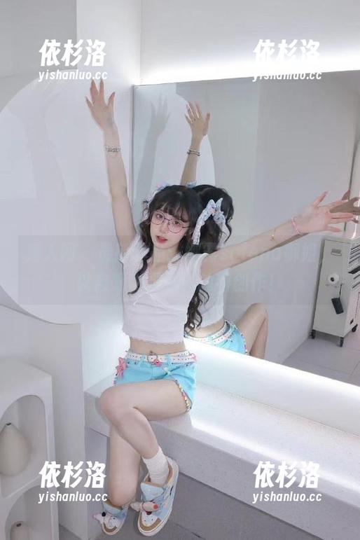 秀人网-娜露selena 秀人网 - 最新作品:娜露selena御姐,以自嘲为灵感的独特创作!