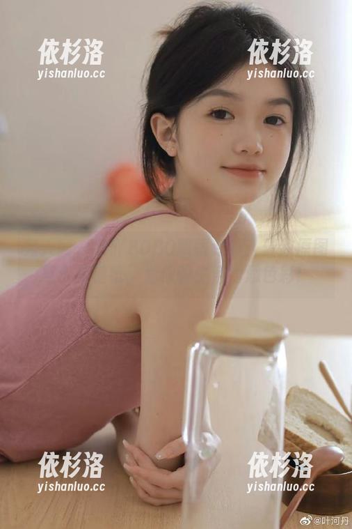 秀人网-熊吖BOBO 秀人网 - 熊吖BOBO眼镜专题:精致原图与个性壁纸,为你的生活增添色彩!