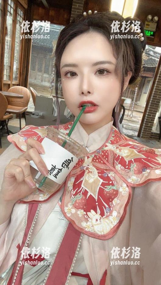 秋和柯基 秋和柯基的独特写真福利,披上华丽礼服后的精彩瞬间让你心动不已!