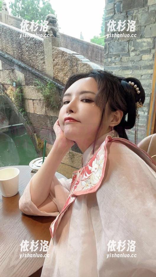 秋和柯基 在秋和柯基的皮衣写真集中,精选每一幅作品,揭示青春与时尚交织的美好瞬间