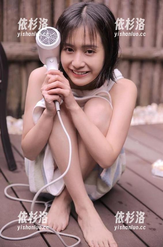 童小芯 微密圈 - 童小芯的海边写真资源库:汇聚岁月的美丽合集