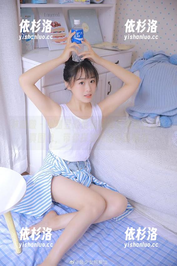 袜啵啵-小甜豆 袜啵啵 - 小甜豆倾情演绎的《裤里丝》写真图包,带你探索她的多面魅力