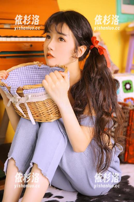 青豆客 - 最新!Akiki朱若慕校服写真分享，展现每个女孩的校园優雅与个性风采