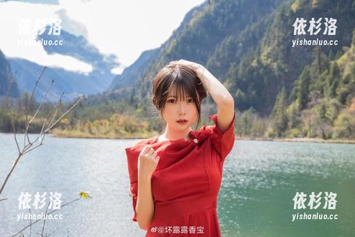香草喵露露 独特魅力尽显,香草喵露露白短连衣裙摄影资源合集等你探寻
